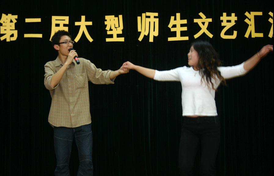 陈文博老师献歌,学生上台伴舞,师生同乐